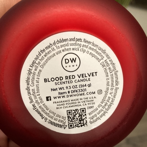 NEW DW HOME BLOOD RED VELVET JAR CANDLE WITH BLACK VELVET FLOWER - Picture 8 of 8
